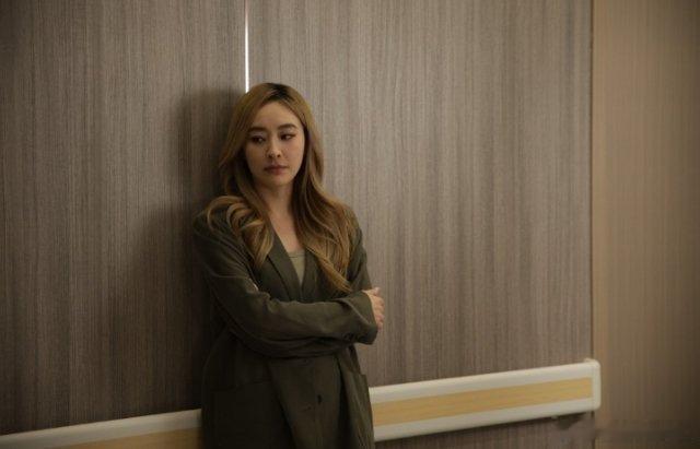 TVB台慶劇《璀璨之城》早前因播出張智霖（Chilam）與陳曉華、陳瀅的大尺度戲份引起話題，另一女主角張曦雯與張智霖長達7分鐘的半裸重頭戲，更因監製    陳維冠臨時「加碼」要求挑戰半裸及一鏡到底，一度令張曦雯拒拍而導致拍攝暫停。雖然最終在監製陳維冠、江美儀、袁詠儀、張智霖、吳卓羲多方力勸下親 ​