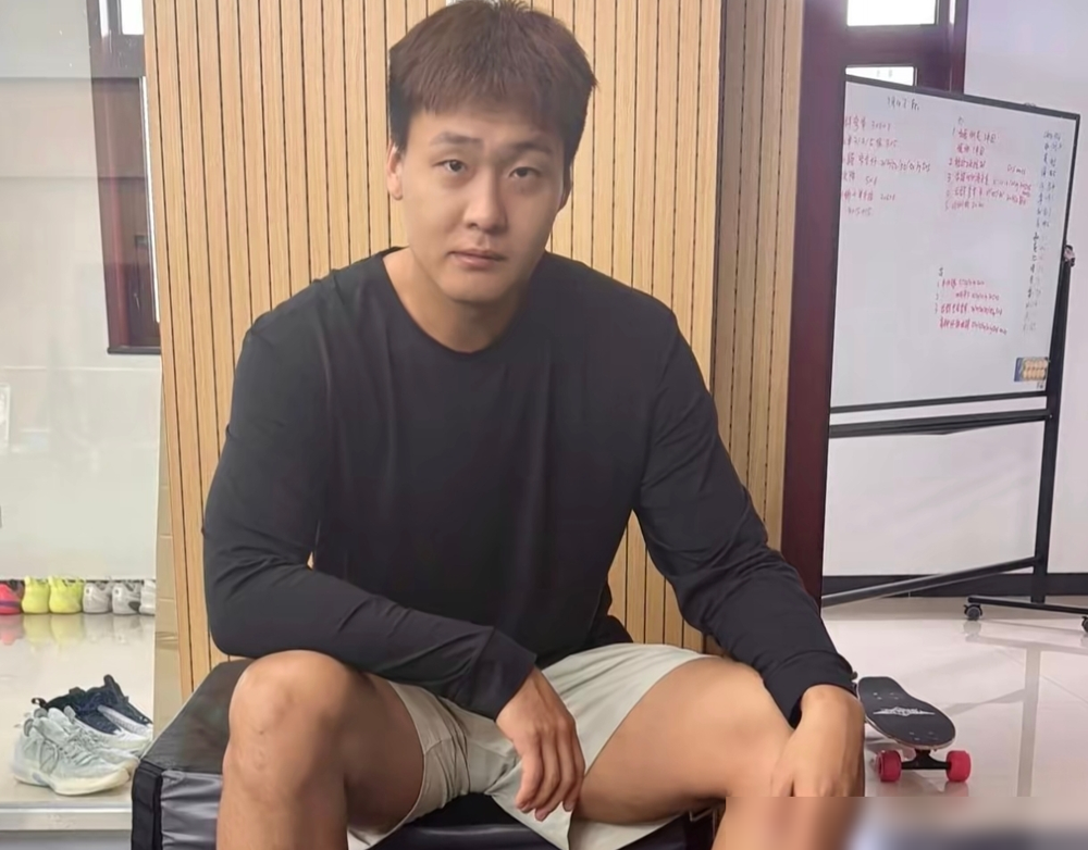 输给韩国队一度落后32分，解说员杨健转头抛出一句男篮在下一盘大棋。你听完是不是想把手里的啤酒杯直接砸桌上。
周琦赵睿张镇麟赵继伟集体缺席世预赛，名义上说要给世界杯正赛留力，主教练郭士强更是拍胸脯保证绝对出线。可你抬头看看计分板上刺眼的76比90，再看看场上频频失误砸筐的烂摊子。球迷要的是真刀真枪拼