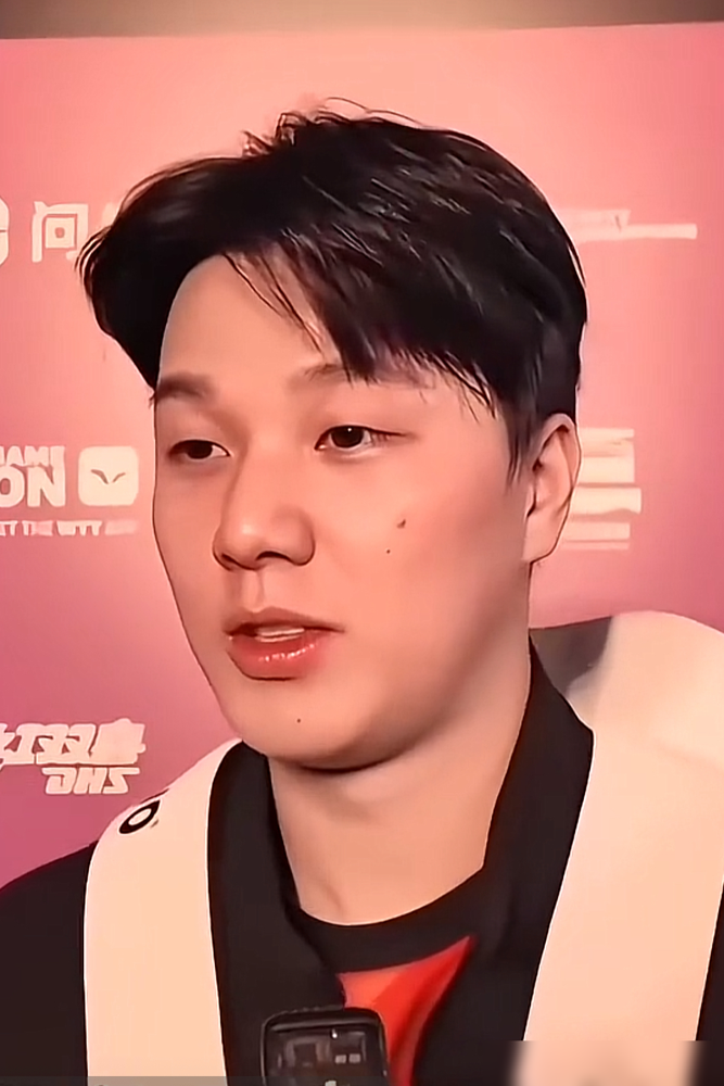 韩国人把王楚钦当白月光，这事听着就离谱。
安宰贤对着镜头原话是这么说的，技术雄厚，韧劲十足，为人还谦和低调。不是客套两句，是那种特认真的语气。
这俩人从青少年赛就杠上了，一直打到成年组。2024年澳门世界杯小组赛还打了个2比2，谁也没惯着谁。
但场下是另一码事。伦敦世乒赛赛后，安宰贤伸手捏王楚