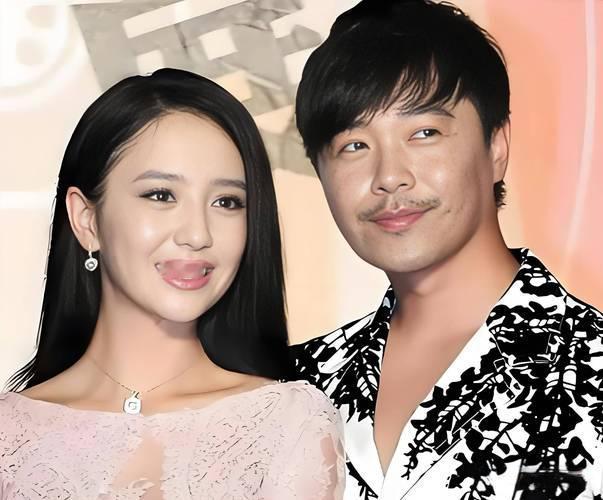 穿蓝裙子站门口等，笑得跟没事人似的。陈思诚红帽子黑口罩，胖了一圈，搂着朵朵走路。孩子抹眼泪那个镜头，确实戳人，但评论区一水儿“复婚”我是真绷不住了。
离婚五年了，每年这种“合体”新闻至少来两回，一回是生日，一回是带孩子逛街。每
