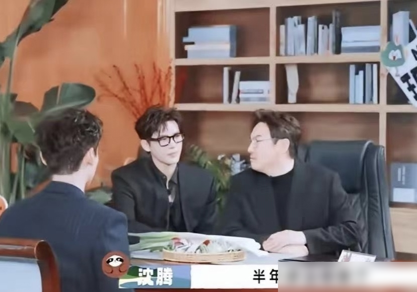 沈腾当着镜头来了一句，我半年没活干，白敬亭活多到干不完。这话搁别人身上是卖惨，搁沈腾嘴里就是扔给白敬亭的钩子。
白敬亭接得也快，说那我给你找点事。不慌不忙，连个磕巴都没有。
《现在就出发4》先导片里，胡先煦王安宇范丞丞仨人组团模仿他的rap，他直接跟着跳，还当场复刻王安宇那声woohoo。
范