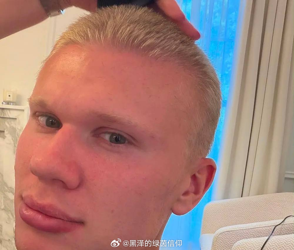在哈兰德剪去了标志性长发后，贝林厄姆、科纳特等人也在其社媒评论区留言进行了点评。

贝林厄姆对于哈兰德此举非常惊讶，他留言写道：“不至于吧？”

科纳特则留言“拉格纳”，意思是哈兰德现在的造型非常类似于维京时代传奇海盗领袖拉格纳·洛德布罗克。

另外，曼城俱乐部官方社媒也留言寄语道：“ ​