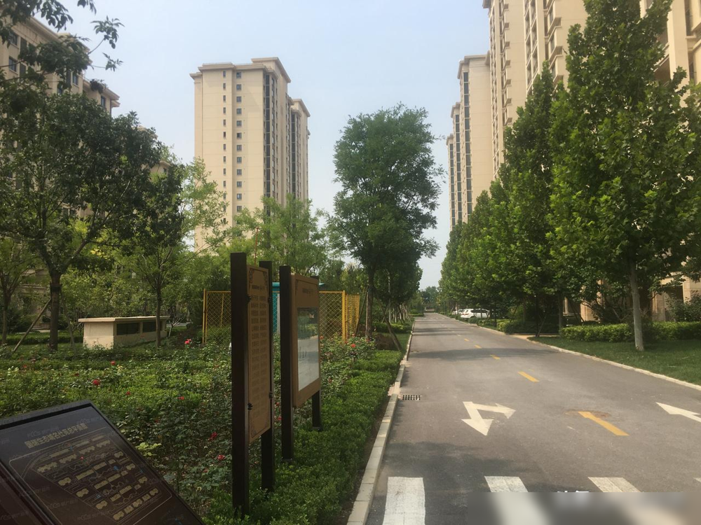 河北省廊坊市永清县国瑞生态城房价跌幅天花板！

房价高点是2017年，最高18000～22000元/㎡，当前二手成交价2500～3000元/㎡。

这事搁在2017年，谁能想到呢。那会儿一听大兴机场、地铁南延，好多人脑子一热就冲进去了，觉得守着北京的门口，躺着都能赚。结果机场是建成了，房子却成了最难