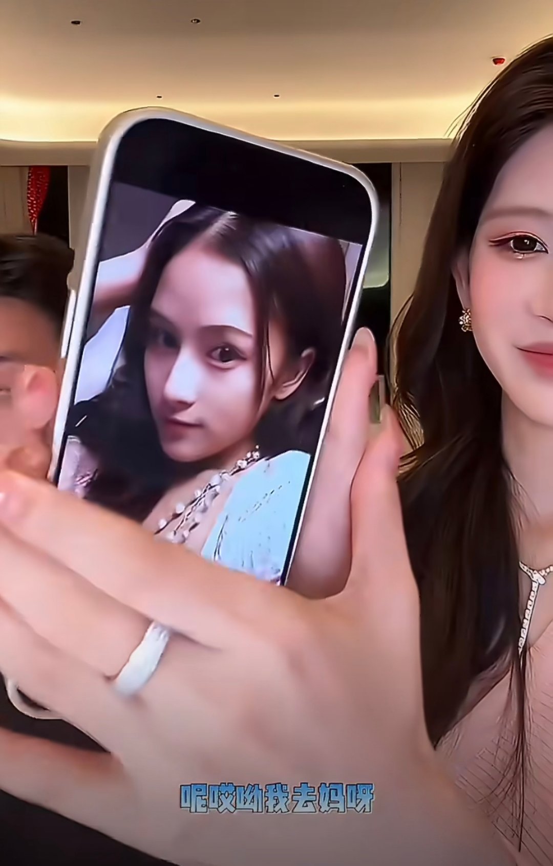 #梅尼耶婚后撩妹##梅尼耶被妻子整容前的照片吓到了#
？真的假的 真的撩妹了吗 不是刚结婚吗？还有女的这整容是整容前吗？这不就是整容后的照片吗？ ​