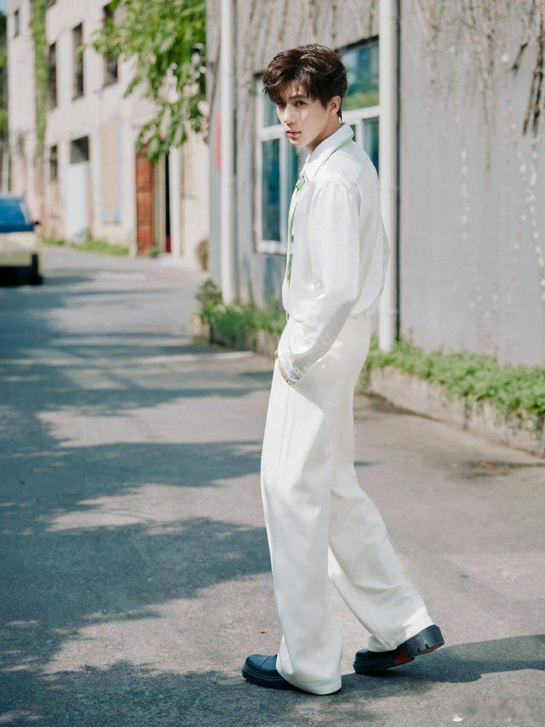 #王安宇[超话]#  way#青年演员王安宇# 
珍藏你每一抹干净笑意，当作我漫长岁月里治愈一切的温柔慰藉。
💙​