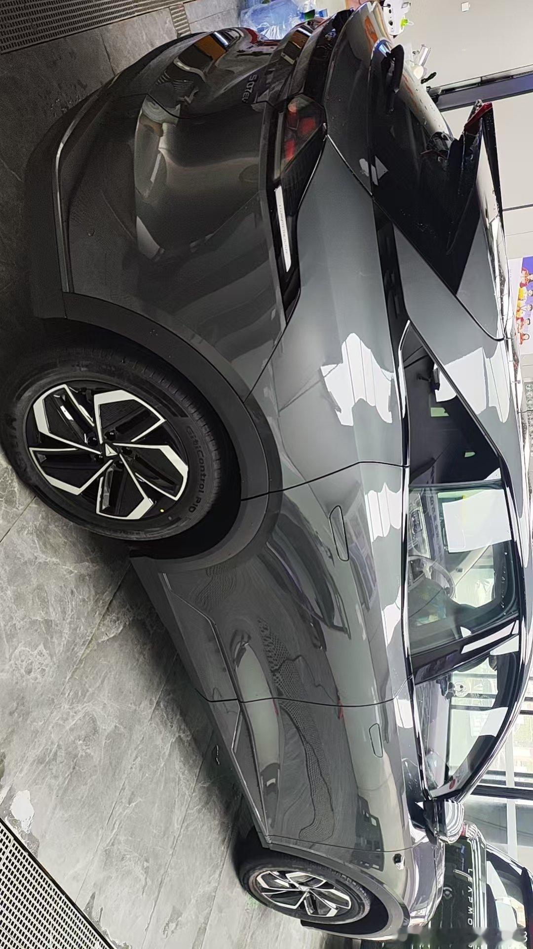 纠结了快俩月，今天终于把深蓝S07开回家了！之前看了好多车，比亚迪宋plus内饰有点老气，特斯拉modely后排空间太局促，吉利银河l7试驾时智驾反应慢半拍，兜兜转转还是被S07戳中了。
第一眼就被它的外观拿捏了，溜背造型配无框车门，停在路边回头率超高。坐进车内更是惊喜，皮质座椅软乎乎的，中控大屏 ​