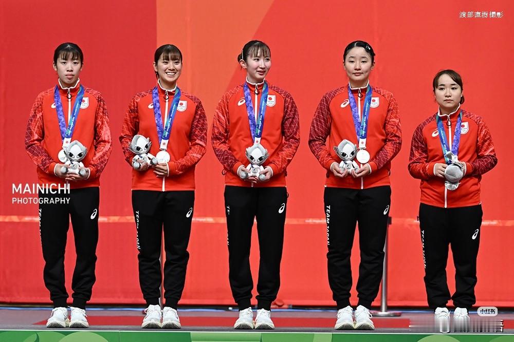 这次亚运会日本女团同样是拿了亚军，早田希娜没有哭，采访时也笑，站在领奖台上也在笑，因为三个人都输了，不用她一个人担责，伊藤美诚不笑，估计是只有她一个人是被零封吧，而且混双也没有了。

昨晚女团决赛，第一盘是孙颖莎对阵早田希娜，早田希娜还拿了一局，孙颖莎3-1早田希娜，实现对早田希娜的20连胜。比赛的