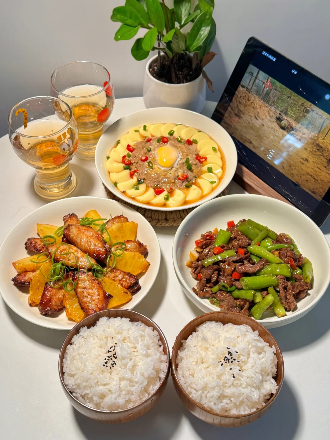 二人食晚餐❣️今天吃凤梨烤翅 辣椒炒牛肉