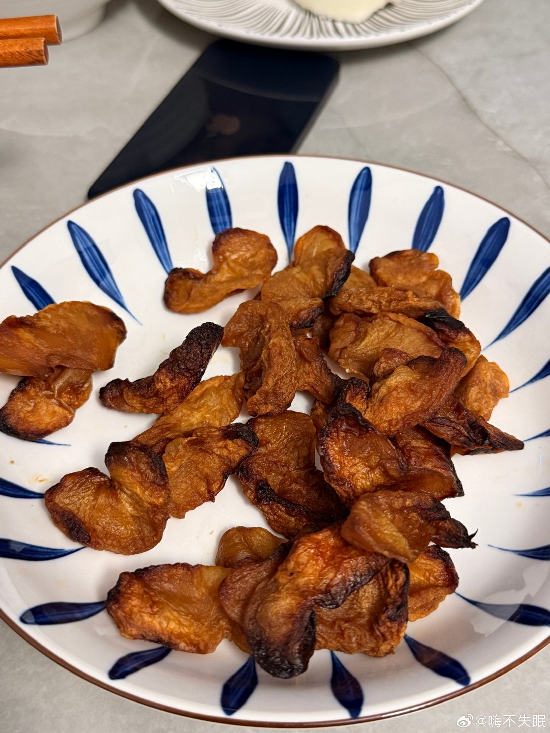 用四个大红苹果烤出来的苹果干,成果看着寥寥无几🥲
虽然有一点点烤焦了，但是也很好吃，终于明白为什么苹果干卖得那么贵了。到最后都忘了蒸了几次烤了几次。[偷笑] ​