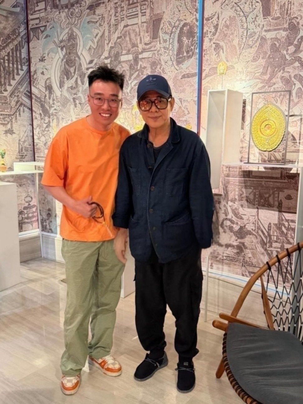 63岁李连杰在北京逛商场被偶遇，他的穿搭朴素大方，面色红润，精气神十足，状态越来越好，同路人合影很有亲和力。 ​