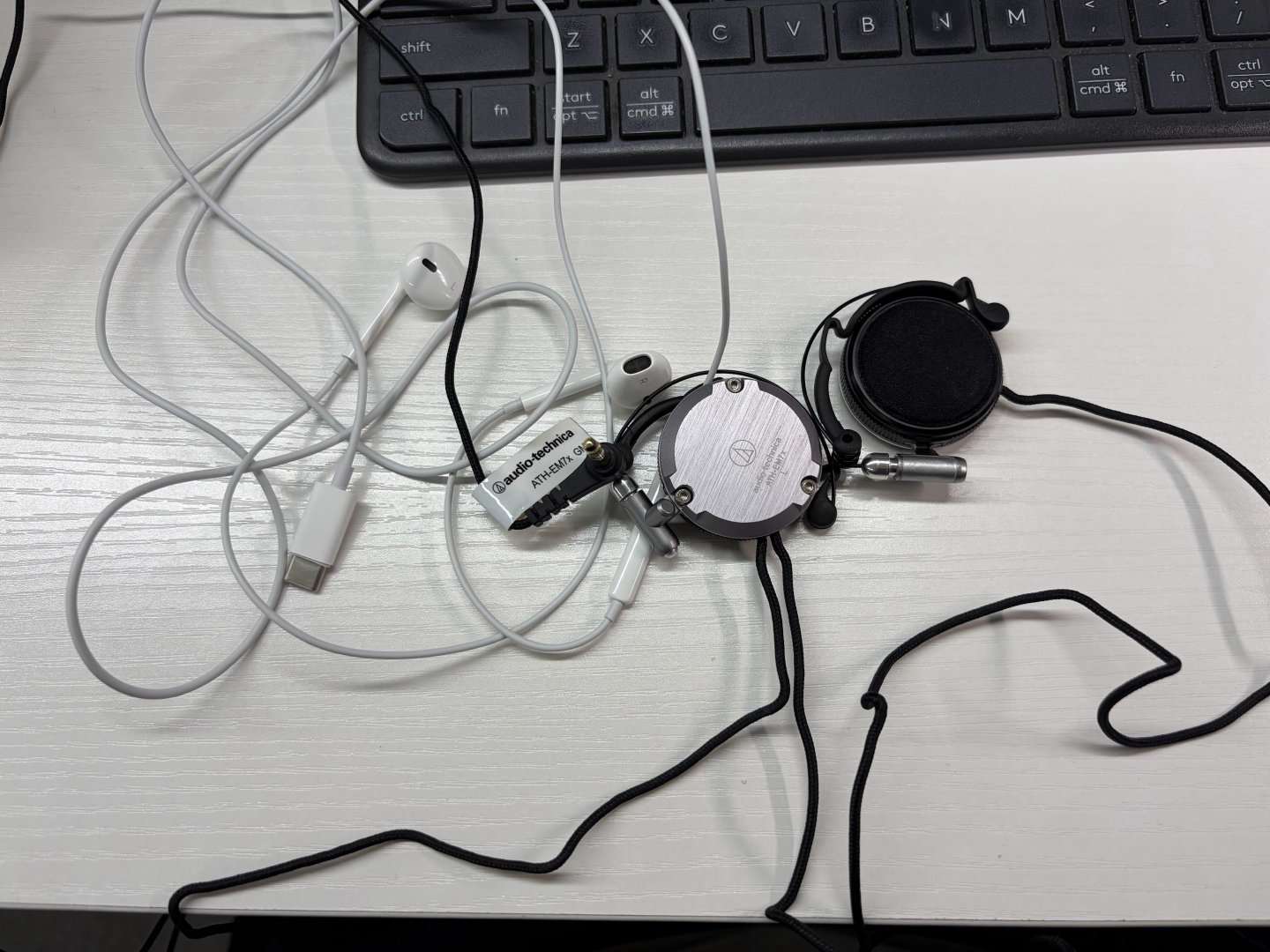 昨天airpods5一发布airpodspro就坏了，含泪买了还要等一周，现在听手机只能用typec的，听电脑只能用3.5mm的，就这么无限切换…… ​