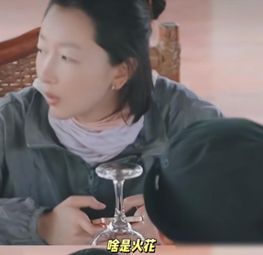 周冬雨居然因为“续火花”这事儿，专门给王星越道了个歉。
王星越天天追着她续火花，她压根没搞懂这是啥意思。等弄明白是聊天软件里那个连续互动的小标记，她懵了，赶紧说不好意思。
一个当任务在处，一个当任务在破。
《花少2026》里王星越当导游那劲儿就能看出来，这人做事儿轴，连社交软件上的小火苗都得天