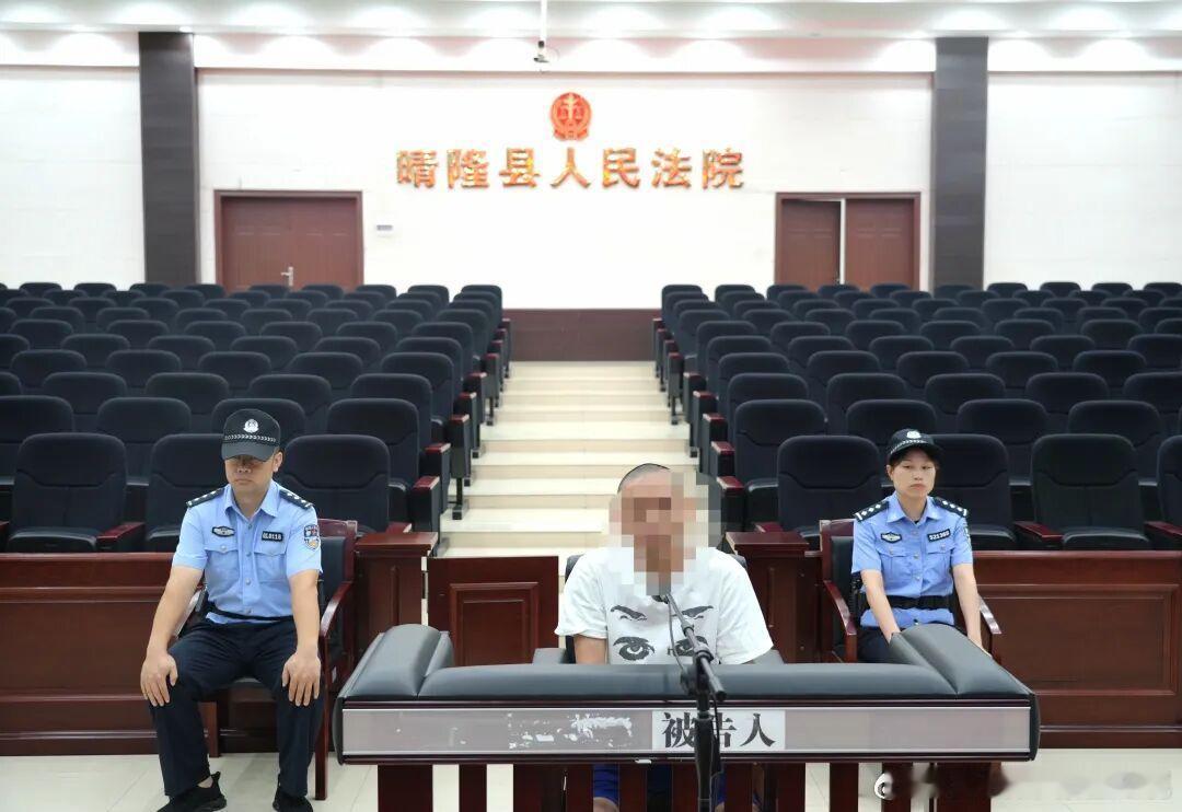 两次偷渡，从行政违法到刑事犯罪的警示

近日，晴隆法院公开审理被告人周某偷越国（边）境、诈骗一案。

公诉机关指控，2024年11月，被告人周某与他人偷渡出境时被公安机关抓获，被澄江市公安局罚款一千元。2024年12月18日，被告人周某偷渡至缅甸莱卡诈骗园区一诈骗公司内从事电信诈骗违法犯罪行为，直 ​