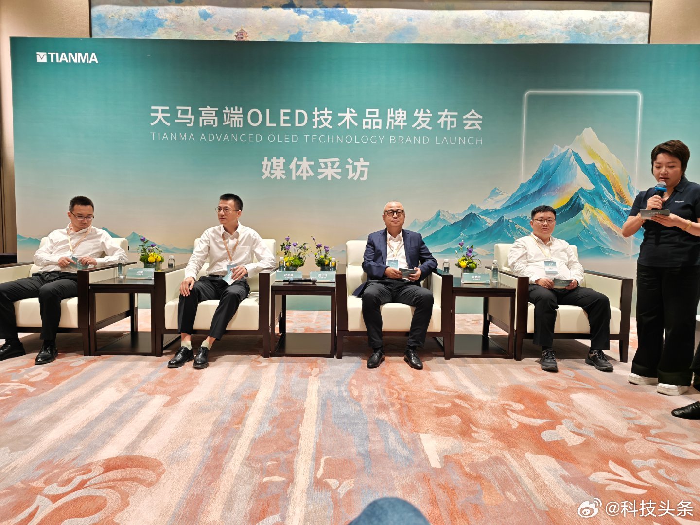 刚刚，天马高端OLED技术品牌发布会在厦门圆满收官，发布了搭载全新N1发光材料的天工屏2.0，拥有行业最低蓝光、最高有益红光、95％ BT.2020、超高亮度、更优秀的1nit暗光表现，将屏幕护眼由过去的「被动护眼」直接跨代升级到了「主动护眼」新时代。

会后，天马微电子执行副总裁 姜华玮，公司副总经理  ​