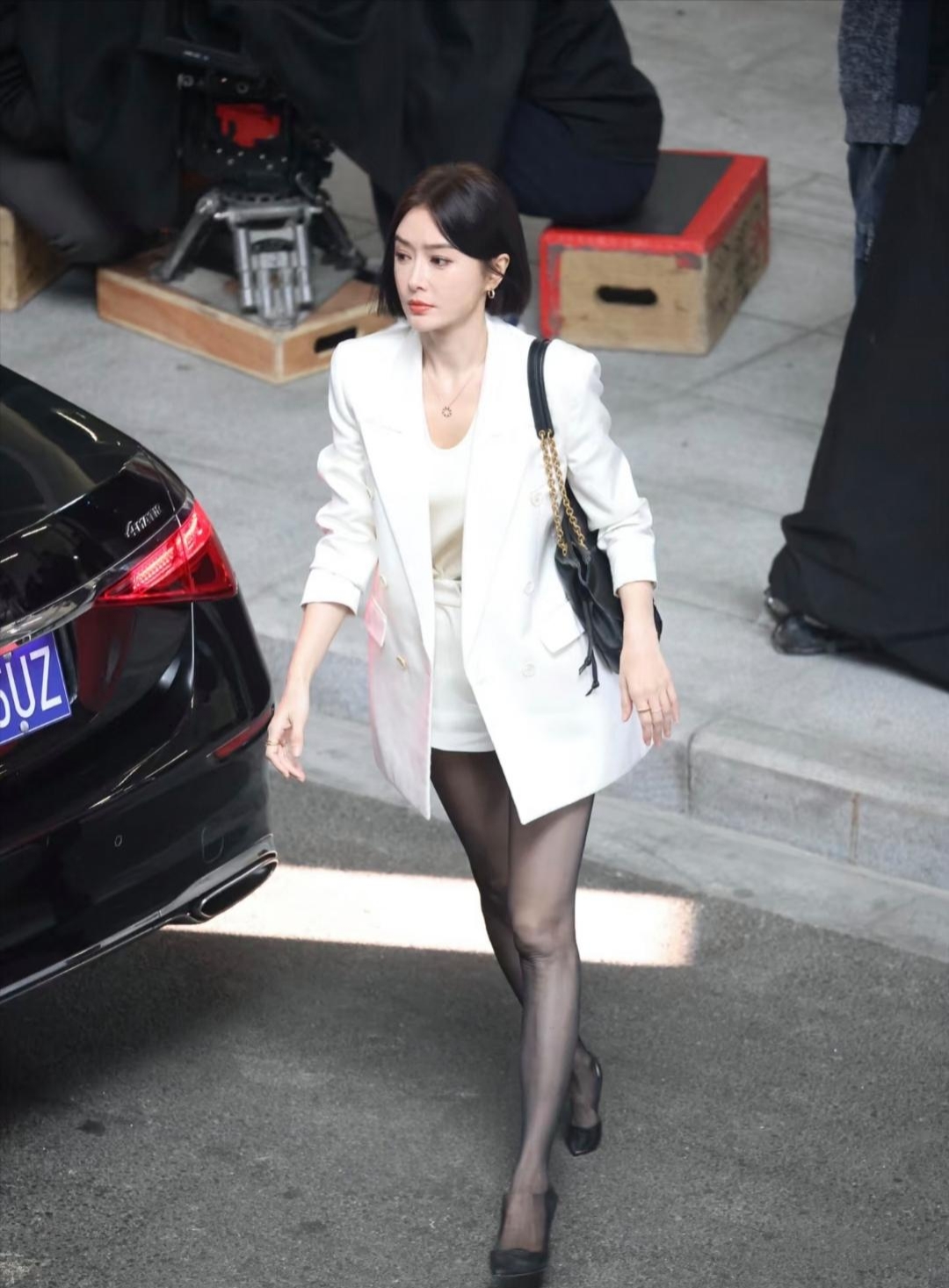 秦岚46岁街头黑丝高跟，美飒抗老无姨味，连二三十岁的女子都自愧不如，她...