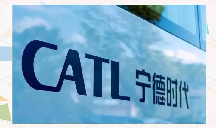 车企们杀红了眼，但真正的赢家往往在牌桌之外。眼看各大车企因为价格战亏得哀嚎遍野，宁德时代不仅不陪着卷，反而直接抛出统一换电标准。
这叫什么？这叫降维打击。当大家都在低端局里拼刺刀流血的时候，人家已经在高级局里建系统了。
网上天天有人跟风吐槽电池厂赚太多，全网骂宁德时代赚太多的那帮人，真的自己去翻过财