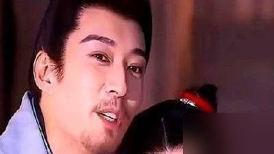 谭松韵发完那条告别博，蒋欣直接关注了，刘学义、牛骏峰、郭迦南全下场了。
一个古装剧杀青，炸出这么多活人。最狠的是潘毅鸿，哭到导演黄颖湘看不下去，回了一句“都值了”。
戏散了，人没散。谭松韵转头去《毛雪汪》跟李梦、刘学义聊幕后，那边网友还在考古她求何炅介绍对象的事。
你看，好演员的告别，从来不是
