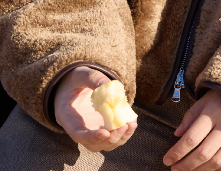 手里拿着啃完的苹果核的安宇🍎
不知不觉今天竟然看到了两张拿着苹果核的照片。
#王安宇[超话]##王安宇##wanganyu# ​