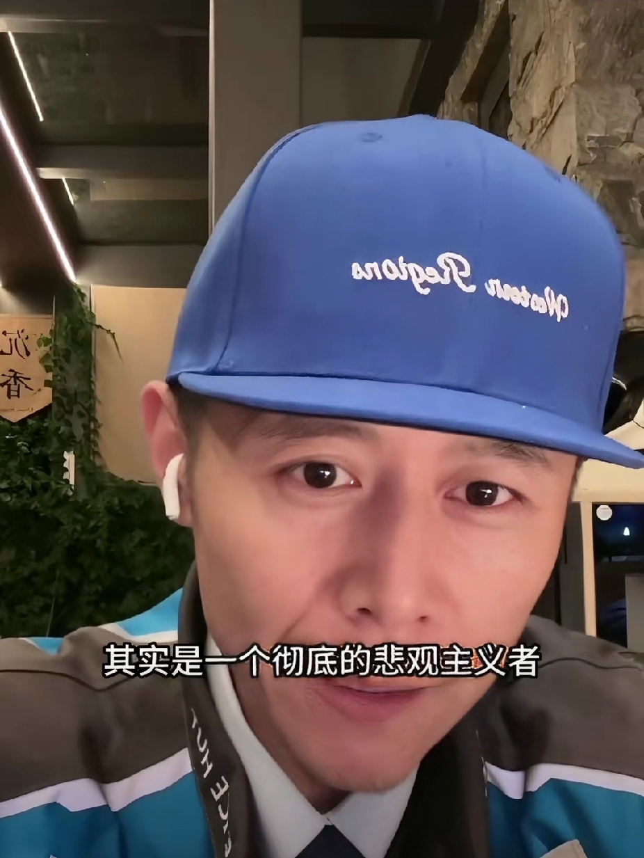 不卷、不搞钱！前主持人于适坦言：没想好前路，索性“浪费”一段人生。
 
作家、前主持人于适直播聊起内心状态，说自己是彻底的悲观主义者。
在没有找到下一步方向前，打算主动“浪费”掉当下这段时光。
但他所说的浪费，不是躺平摆烂。
直播不带货、不收网友打赏，只是单纯和大家聊天，用有人陪伴的方式，体面度过人