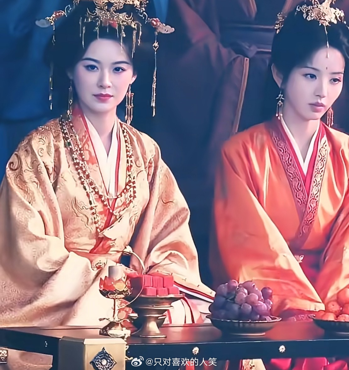 《嫁金钗》开播后热度高涨，观众期待已久的毛林林与田曦薇“追女火葬场”式母女戏份即将在后续剧情中展开。  一、核心看点：知真相却难相认的博弈式亲情- 设定：母亲周芙早知魏娆是亲女儿，但身处宫闱身不由己，