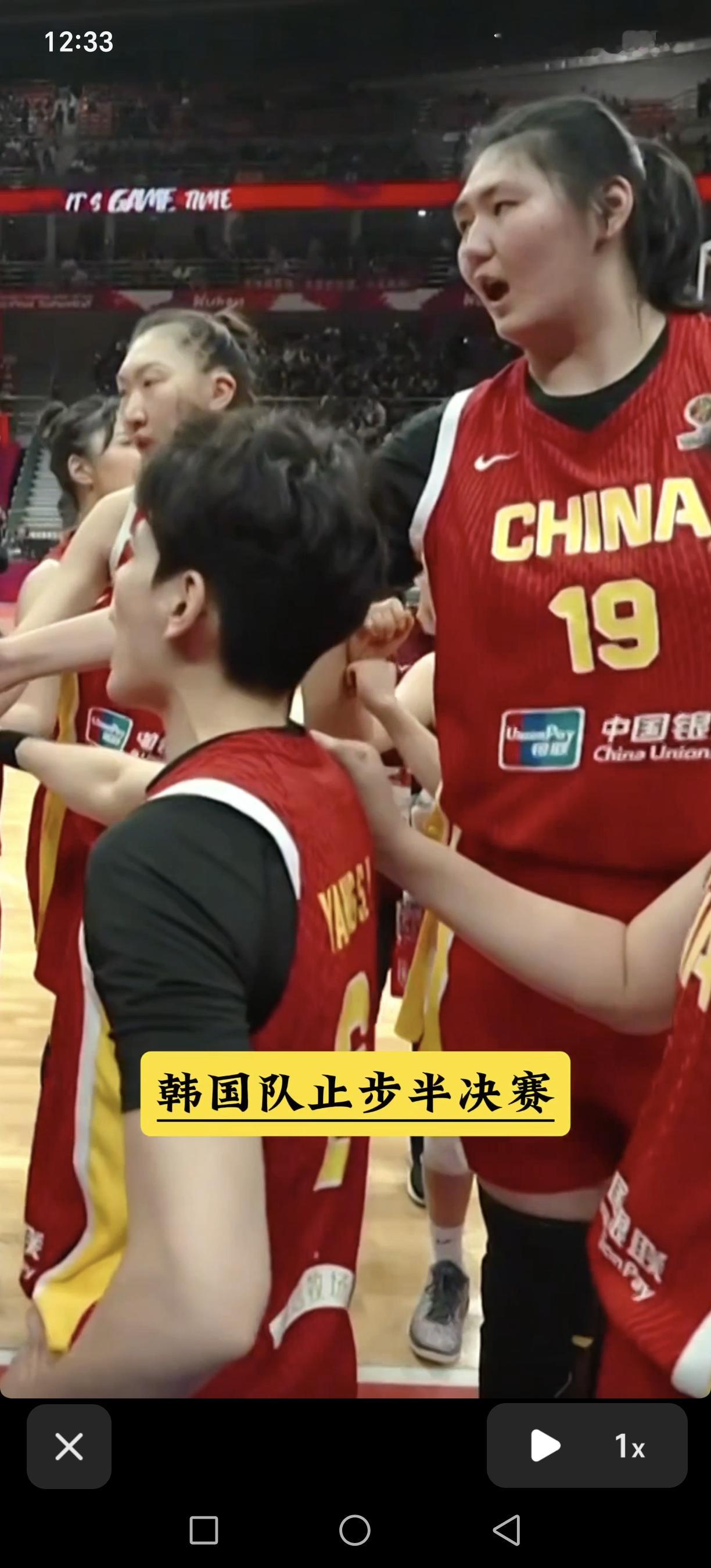 中国女篮不敌韩国队止步半决赛，是球员原因还是教练组出现问题？先来看看这场比赛对手的速度，和队友双双快下，一个基地传给她！还好有唐子婷盖了一下，抢下篮板跨了一步，空篮就打板得分。防守必须要跟上，这次是由老将王思雨持球在进攻！遇上防守，就往内传，张子宇在内线的优势太明显，主要是没人给她传球。这次球输的原