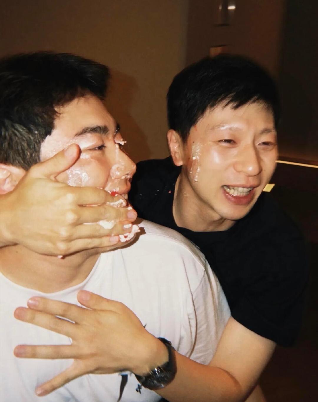 #马龙生日许愿更多孩子有球台#
马龙在生日许下心愿，盼望更多孩子能拥有乒乓球台，轻松接触乒乓。一直心系项目普及，这份温柔的期许，让不少球迷倍感暖心。
#马龙王楚钦梁靖崑生日合影##马龙梁靖崑都今天生日# ​