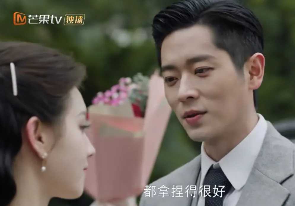 感觉丞磊特别适合演斯文败类这类角色。

在《玉簟秋》里，他演的虞昶轩，被网友称作“民国贵公子破碎感天花板”。但真正对味的，是他把那种“表面疯批纨绔、内里权谋深沉”的复杂感演出来了。

高叶早在《无限超越班》里就点过他：“你很适合斯文败类”。这次也算是找准赛道了。