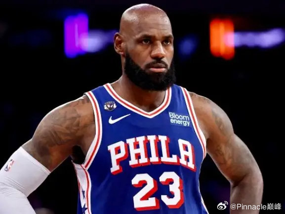 NBA常规赛揭幕战，76人客场106-100战胜卫冕冠军尼克斯。

本场比赛，詹姆斯出战34分钟，投篮13中5、三分3中0、罚球6中4得到14分9篮板7助攻1抢断1盖帽。

据统计，勒布朗-詹姆斯（41岁294天）成为了76人队史上登场年龄最大的球员，超越了里克-马洪。 ​