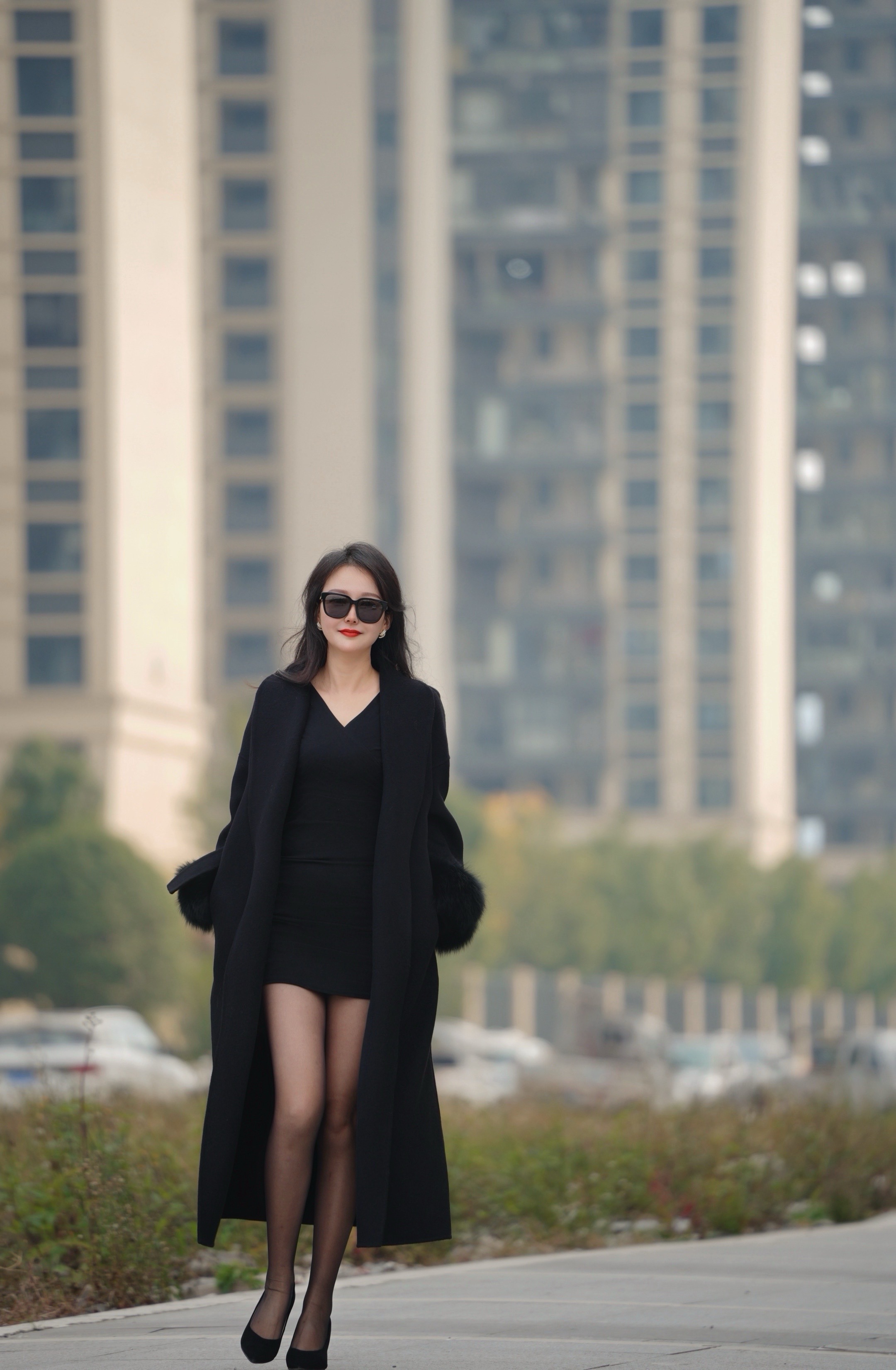 “当然要坚强啊，只有自己，才是这细碎生活里唯一的光。”