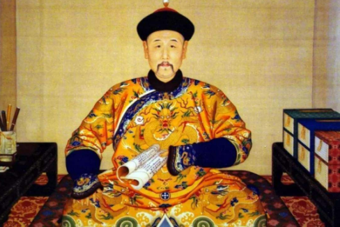 1722年冬天，康熙皇帝病逝于畅春园。消息传到紫禁城时，整个皇宫的空气仿佛被瞬间抽干。大臣们跪在雪地里瑟瑟发抖，比他们更紧张的，是康熙那些已经成年的皇子们。

所有人都清楚，一个时代结束了。而更为残酷的是，新的权力战争才刚刚开始。

后来坐上帝位的，是四阿哥胤禛，也就是雍正皇帝。可令人费解的是，当时