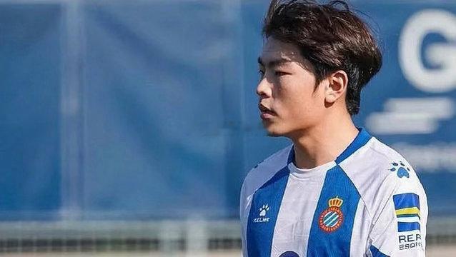 9月21日讯 今日凌晨，17岁中国小将吕孟洋迎来自己在西班牙人U19B队的首秀。

本场比赛，他在第58分钟替补登场，在第83分钟左路小角度劲射破门锁定比分，帮助球队3‑1逆转圣库加特，还有一脚远射击中横梁险些梅开二度。

#足球##足球资讯# ​