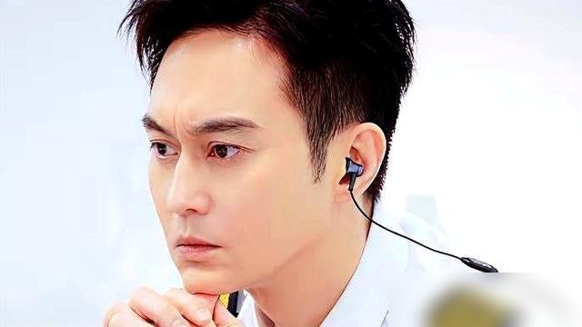 张智霖又出来“哭穷”了，结果被亲舅舅一句话掀了老底。
舅舅说，这两口子的钱够挥霍三辈子，婚后各花各的，袁咏仪那几十只爱马仕，对人家来说就是零花钱。镜头前天天抱怨老婆买包，全是演给咱看的恩爱段子。
更绝的是，儿子张慕童19岁休学玩音乐，张智霖转头就澄清：不是休学，是“间隔年”。巡演排到明年，儿子想