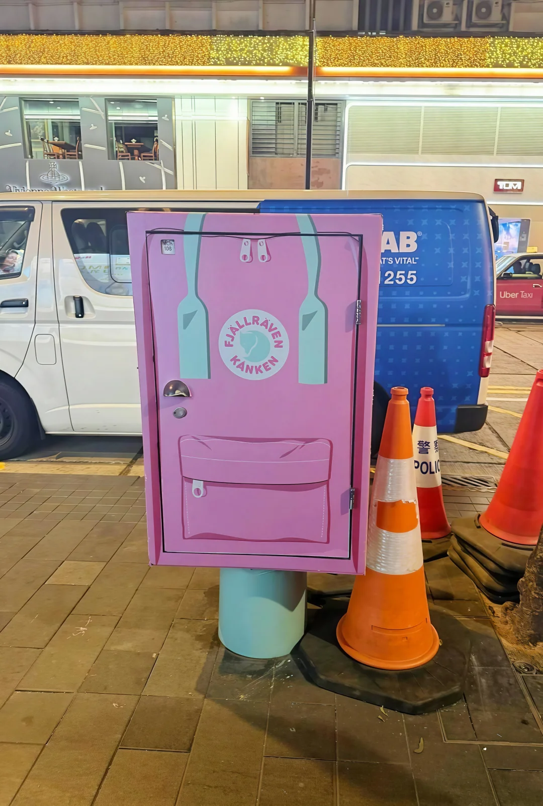 🇭🇰好可爱！谁的书包落在马路上了！