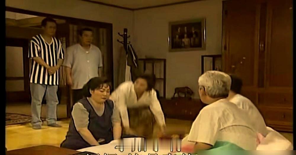 一部剧播完，街边澡堂的门槛直接被观众踩烂了。

没有车祸绝症，不玩狗血反转。韩国编剧金秀贤就靠婆媳拌嘴、吃饭唠嗑这些鸡毛蒜皮，硬生生砸出百分之七十六的变态收视率。

《爱情是什么》飙到百分之六十四点九，《澡堂老板家的男人们》拿下百分之五十三点四。她把普通人的日子掰开揉碎，端上一桌热气腾腾的烟火气，让