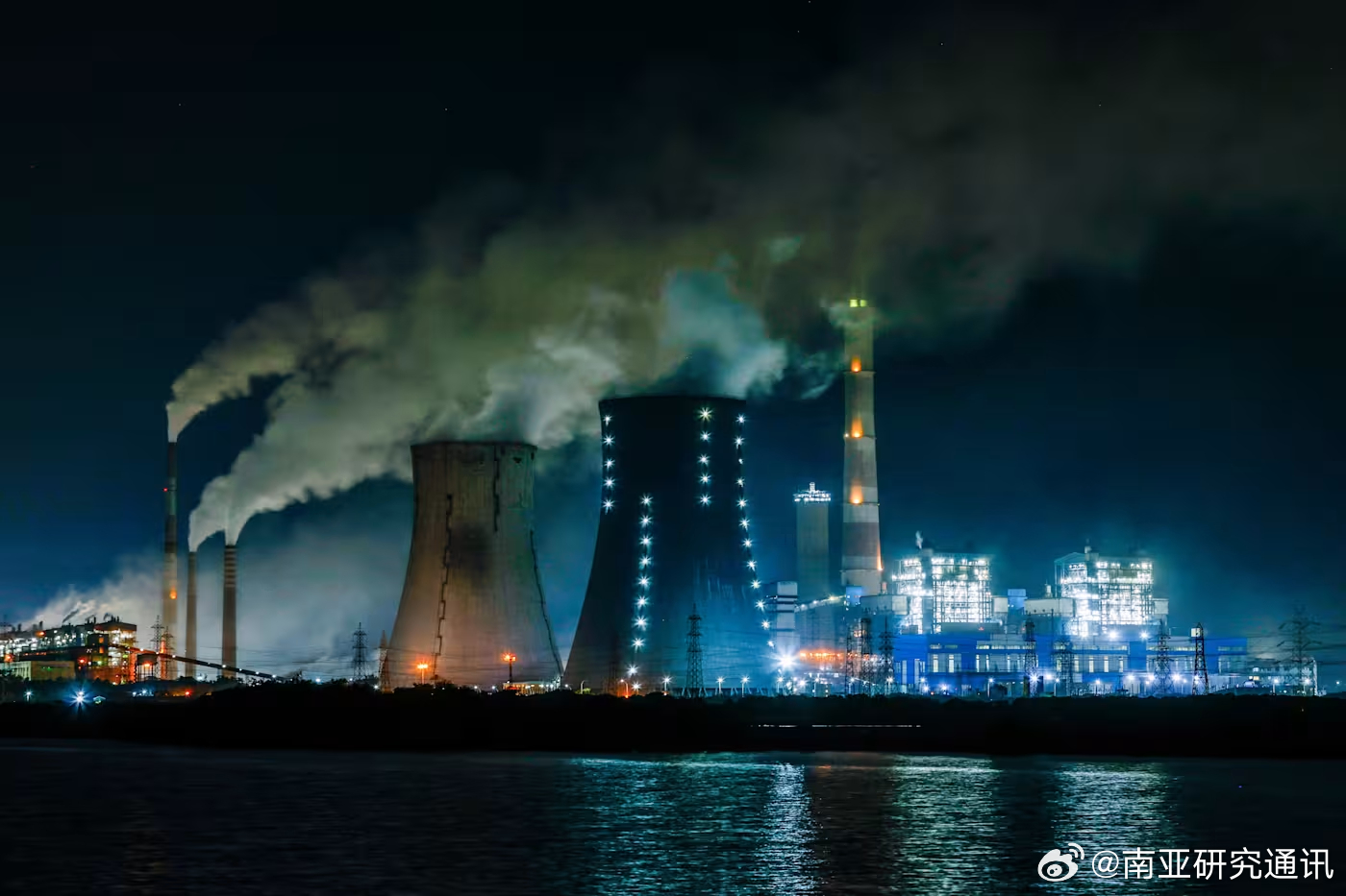 印度夜间高温推升电力需求 储能不足迫使煤电继续托底

《金融时报》8月17日报道，持续升高的夜间气温和空调普及正在改变印度传统用电曲线，对其以光伏为重点的能源转型形成新的压力。国际能源署（IEA）数据显示，受气候变暖和城市“热岛效应”影响，印度夏季夜间气温上升速度约为白天的两倍，部分地区 ​