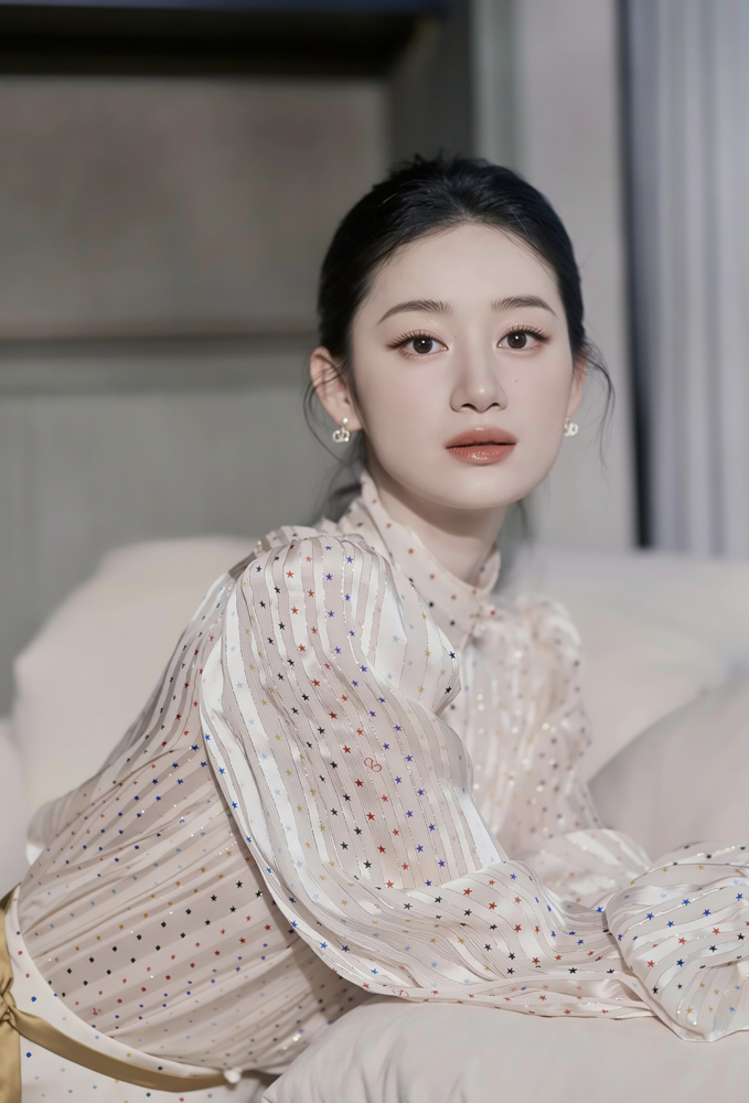 千禧年郭晓婷差点去艾回当女团练习生！
当年在长沙参加活动，跳了段王心凌风格的唱跳，被艾回星探直接盯上，发了赴日练习生的邀约。
她当场自嘲五音不全，还跟谭晶演过音乐剧四重唱，结果还是没天赋感，对被选中特别意外。
最后是爸妈怕她孤身去海外危险，坚决否决了机会，才没走女团路，后来也拒了浪姐邀约，不想