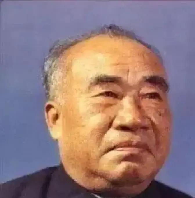 1950年搜查地主家意外发现一张借条，落款竟是&34;朱德&34;，朱德闻讯震惊，当即下令：把那人接来北京
傅德辉被工作组请到一间土墙屋里坐着，门口的民兵换成了两个沉默的警卫。他低着头，搓着手指上的老茧，脑子里乱哄哄的。那张借条是二十五年前，一个叫朱玉阶的年轻军官亲手写给他的。那时谁能想到今天。
三天后的清晨，