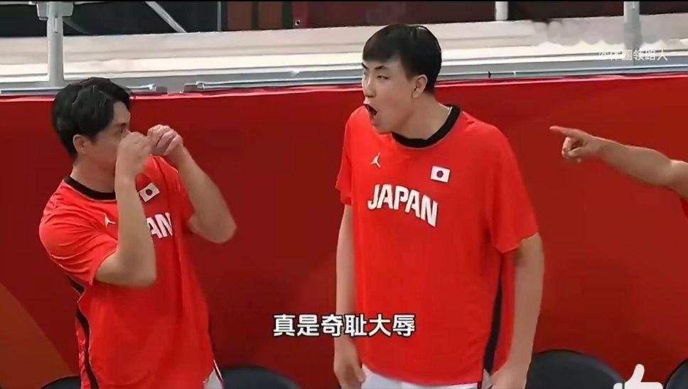 看了不少篮球名宿的访谈和对谈，都在说自己打球时，对阵亚洲对手无败绩，动辄碾压、横扫，可真是这样吗？有迹可循的比赛录像，宫鲁鸣指导打球时赢韩国，场面极其焦灼，比分也很接近，只能说险胜。
查了查百科，也根据家里老人的回忆，上世纪五六十年代，菲律宾是亚洲第一强队，日本那时候水平也很高， ​