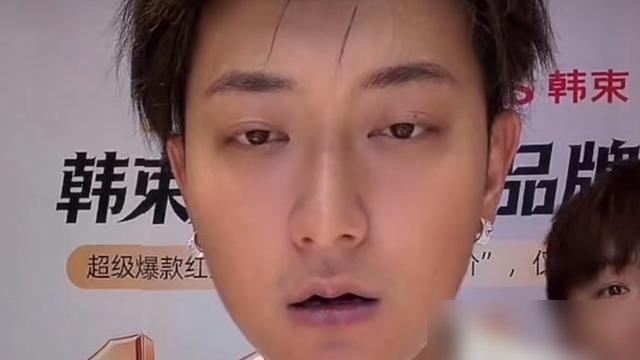 黄子韬直播间直接炸了，有人刷屏让徐艺洋把肚皮掀起来看看。
就为了“自证”那孩子是她生的。徐艺洋当场眼泪就下来了，黄子韬对着镜头开骂，一点没惯着。她伸手去捂他嘴，没捂住。
这事离谱在哪？她10月刚晒了一家三口海边背影，隔天直播就把剖腹产、孩子国籍、年龄全交代了。话说到这份上，还有人觉得不够，非要看