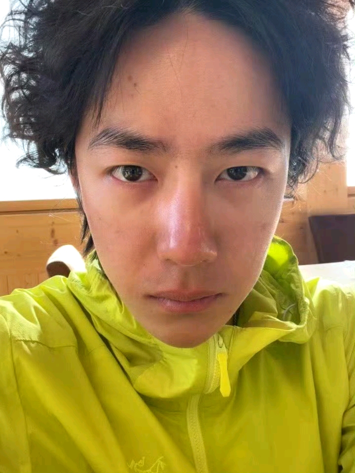 原相机怼脸直出，王一博的底气太足
 
在内娱不少男艺人还执着滤镜磨皮，靠精致包装维持荧幕形象时，王一博却敢大方拿出原相机怼脸直出。没有过度修饰，不刻意装傻卖萌，坦然展示最真实的状态。
 
褪去厚重美颜，皮肤状态、五官轮廓全部直面镜头，这份松弛与自信格外难得。不靠滤镜加持，用原生样