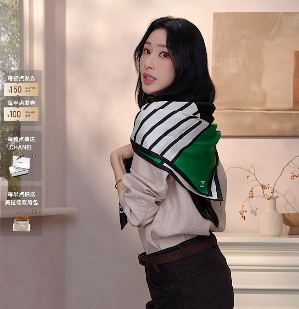 #张俪[超话]# 一只耶像超人一样披着香奈儿的丝巾从天而降。😎😎😎 ​