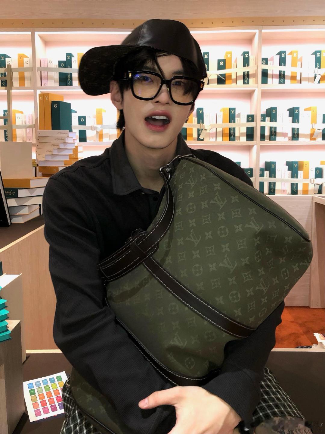 #何与[超话]#  🦈#与乐大放送# 

世界偶尔灰蒙蒙的，但只要想到你，心里就有了颜色。[派对R]

​