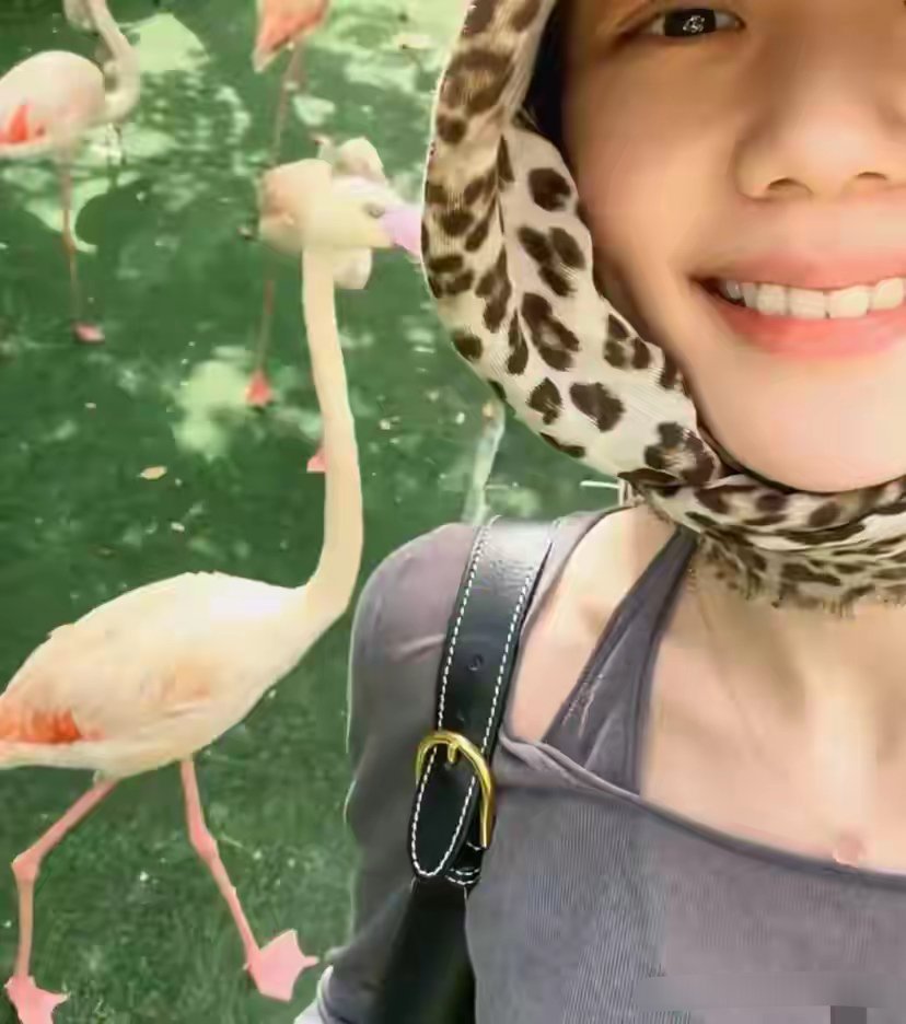 冯禧婚后首次更新动态，晒动物园游玩照，皮肤白皙细腻像黄多多 ​