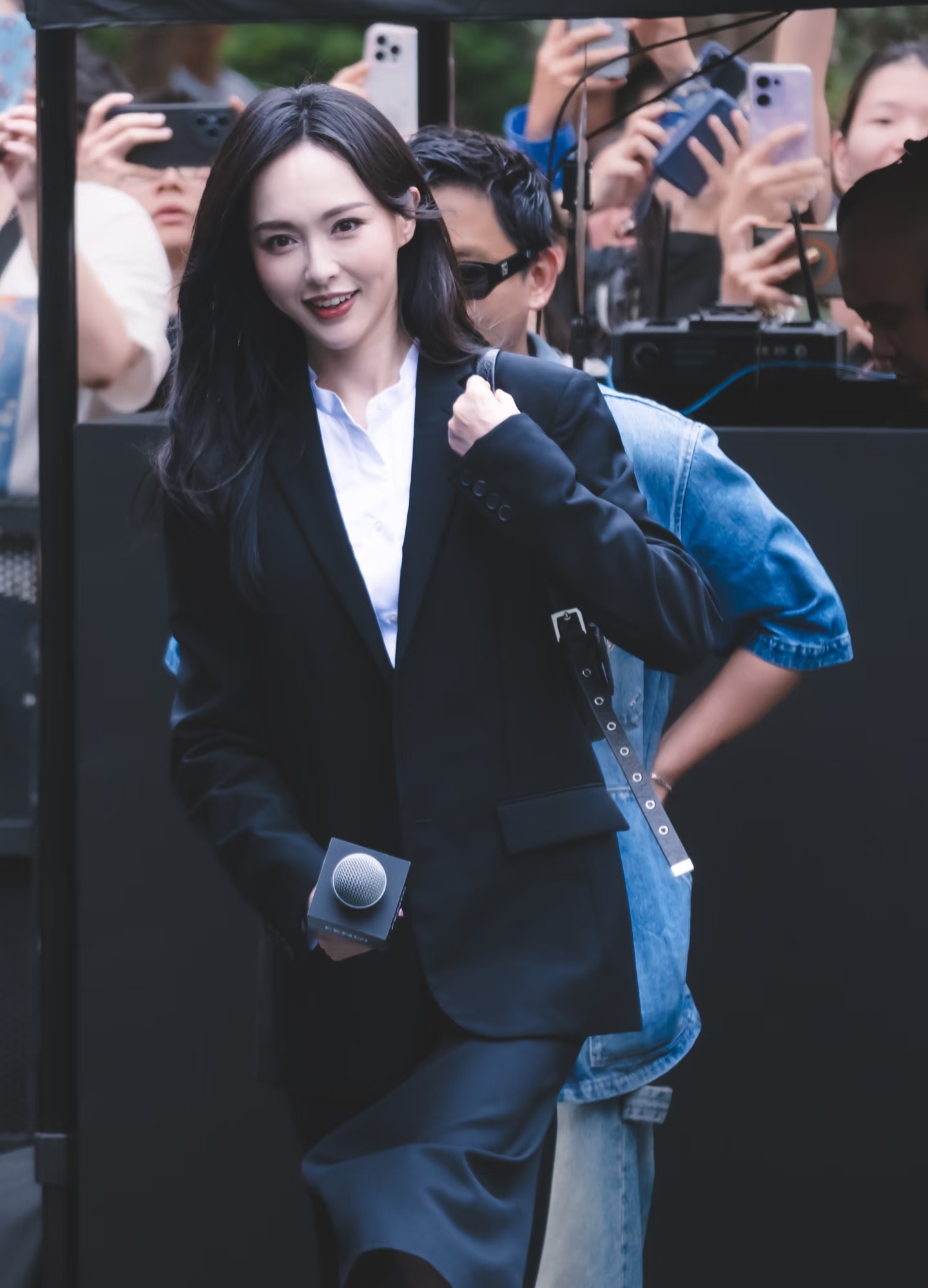 一直都很喜欢唐嫣，以前老觉得她是独生女，柔柔弱弱的，现在觉得真正的宝刀从来不是锋芒毕露。随着年龄和阅历的增长，她越发大气越发沉稳，散发出成熟女人的魅力，从年轻的时候就很喜欢她，现在感觉自己都老了，她还没有衰老，在气质上有了非一般的提升，每次唐嫣出来，不管是走秀还是广告，她的状态都被夸一波，我觉得她并