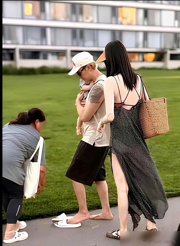 陈伟霆全程没看她一眼，何穗穿着开叉到腿根的碎花裙，一个人拽着孩子。阿那...