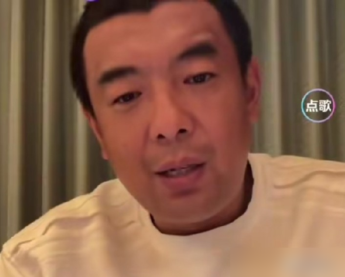 徐亮直播又开喷了，这次对准的是胡荷韬：不会踢球，没球商，没决策。原话比这还狠，一句光会跑没用直接把态度分也收了。
翻他以前的直播，骂张玉宁、点韦世豪、批戴伟浚，哪个没挨过刀。2022年他就放过话：没一个年轻球员让人眼前一亮，中国足球全面失败。不是针对谁，是谁都逃不掉。
他盯的就三样：球商、决策、