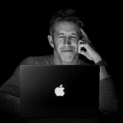 特努斯知道灯才是新MacBook Pro真正的卖点[无聊]
触控屏什么的都没用，祖传的亮灯logo回来了才是重点，估计又有一大批人为了这个买单[并不简单]

(2.3w CNY/2900 USD/50w JPY起)这个价格你会买单吗[揣手] ​