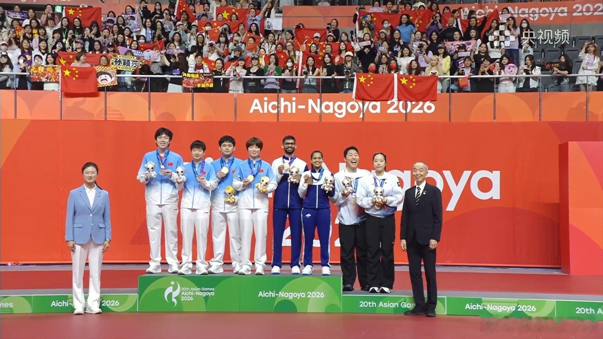🏅金牌：林诗栋 / 蒯曼
🥈银牌：王楚钦 / 孙颖莎
国乒内战，包揽冠亚军！颁奖台上两面五星红旗共同升起，赛场看台满是中国红。
每一分的拼搏都不会被辜负，恭喜四位队员，为国争光！#体育看不停##颁奖仪式##2026爱知·名古屋亚运会# ​
