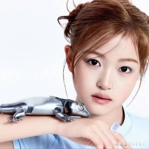 一边送女儿韩国出道，一边欠薪345万，公司至今零回应。
 
说的是A2O LITE成员盛艾敬，出道当天就被翻出父母公司欠薪的旧账：她妈妈张静开的北京索菲思教育，2024年起拖欠员工工资，仲裁后签了分期协议，结果没还几个月又断供，累计被执行金额345万。同期家里却