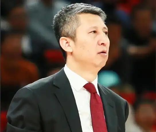 郭士强哪里都好，就是那个致命缺点要不得：太想把国家队当俱乐部带了！
亚运会小组赛打
俱乐部教练和国家队教练，听着都是“教练”俩字，干起来完全是两码事。
在俱乐部，教练有完整的休赛期、稳定的阵容班底、每天几小时的训练时间。
你可以慢慢雕琢战术体系，可以按自己的理念选人用人，甚至可以用一整个赛季去试错。